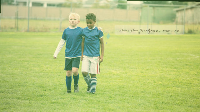 办公桌名片盒旁手机号